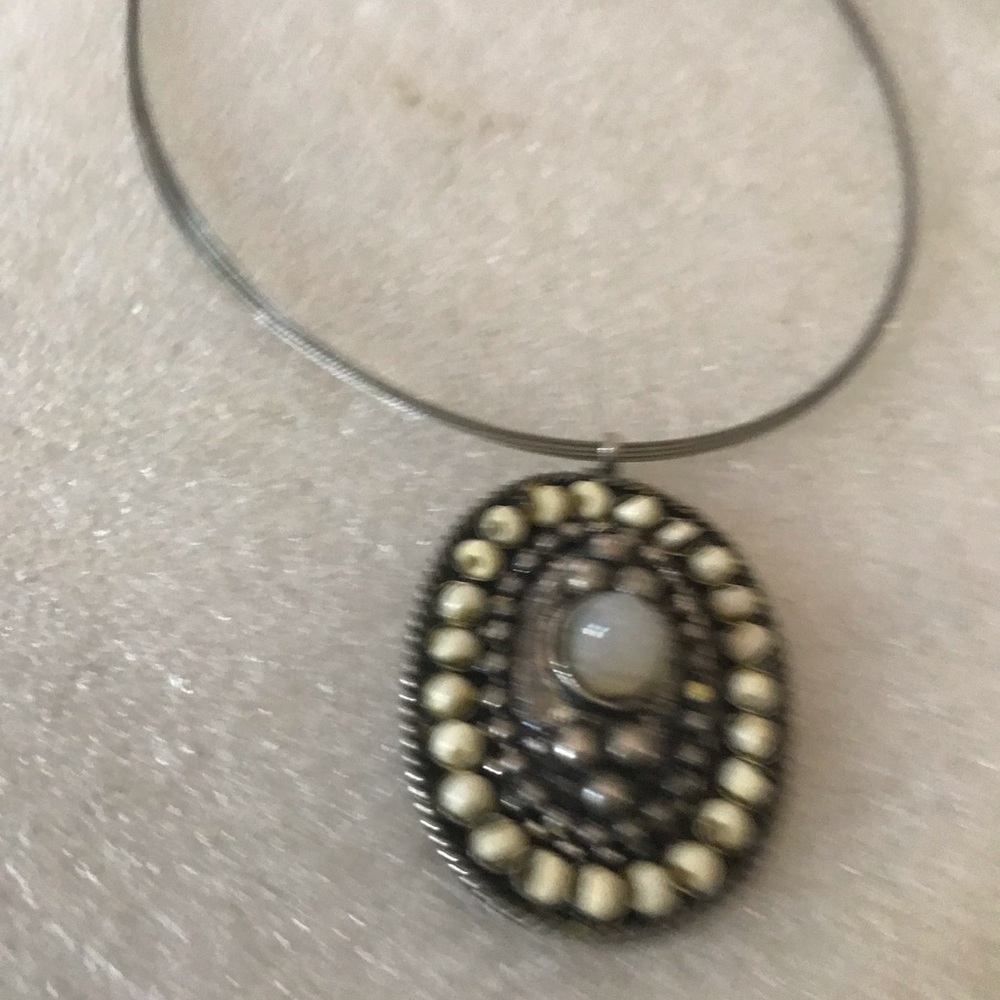 Vintage-Inspired Oval Bead Pendant Necklace in Cream and Silver exepres
